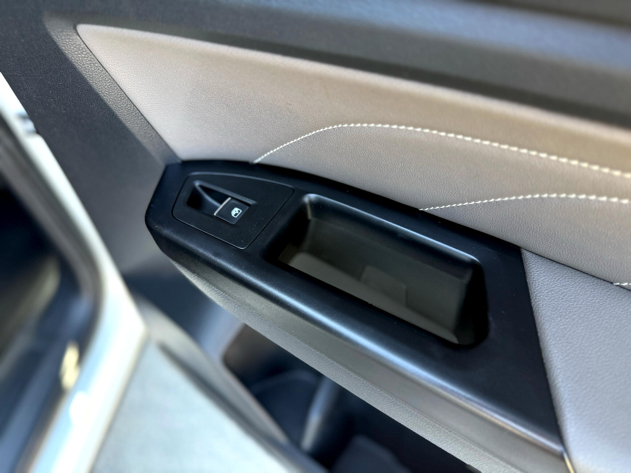 Vehicle image 28 of 43