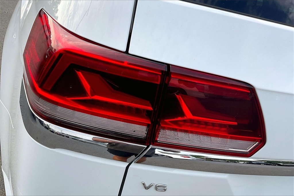2021 Volkswagen Atlas 3.6L V6 SEL Premium R-Line Image 30 of 32
