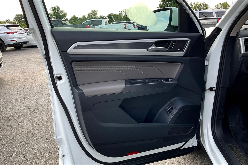 2021 Volkswagen Atlas 3.6L V6 SEL Premium R-Line Image 16 of 32