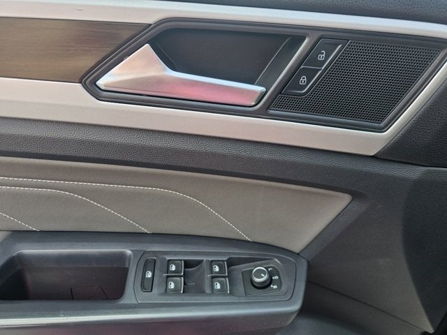 Vehicle image 26 of 32