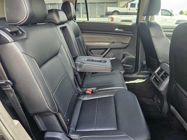 Vehicle image 10 of 32