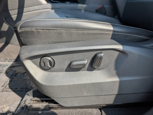 Vehicle image 22 of 40