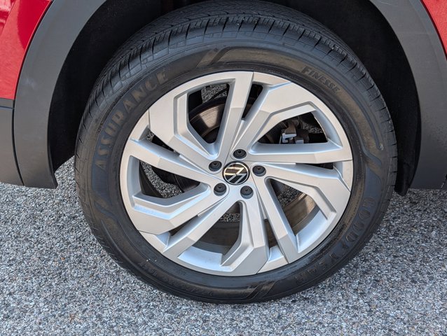 Vehicle image 10 of 40