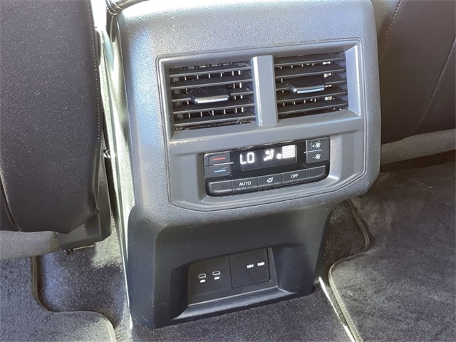 Vehicle image 25 of 38