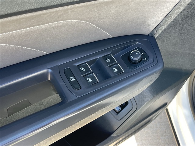 Vehicle image 34 of 38