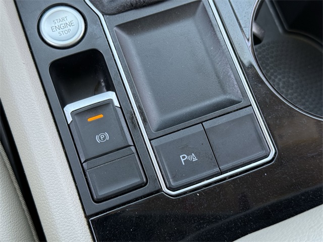 Vehicle image 33 of 35
