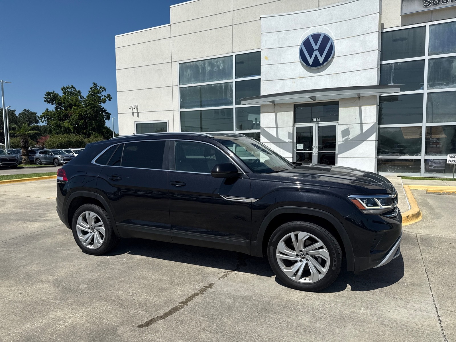 2021 Volkswagen Atlas Cross Sport 3.6L V6 SEL Image 2 of 29