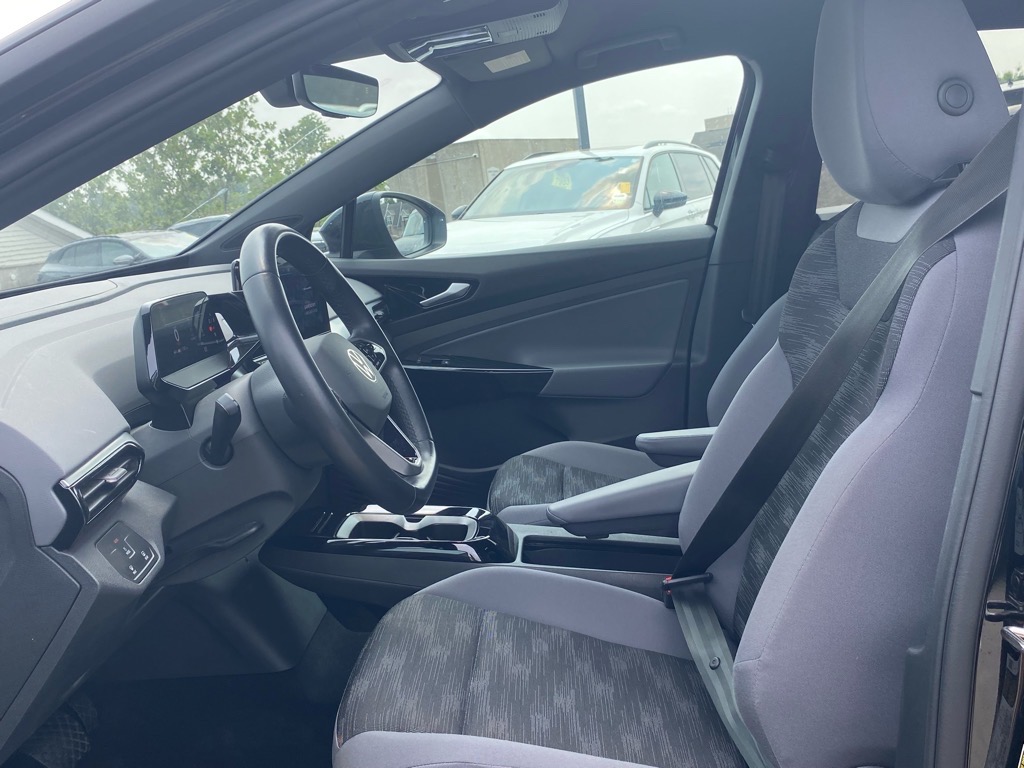 Vehicle image 10 of 18