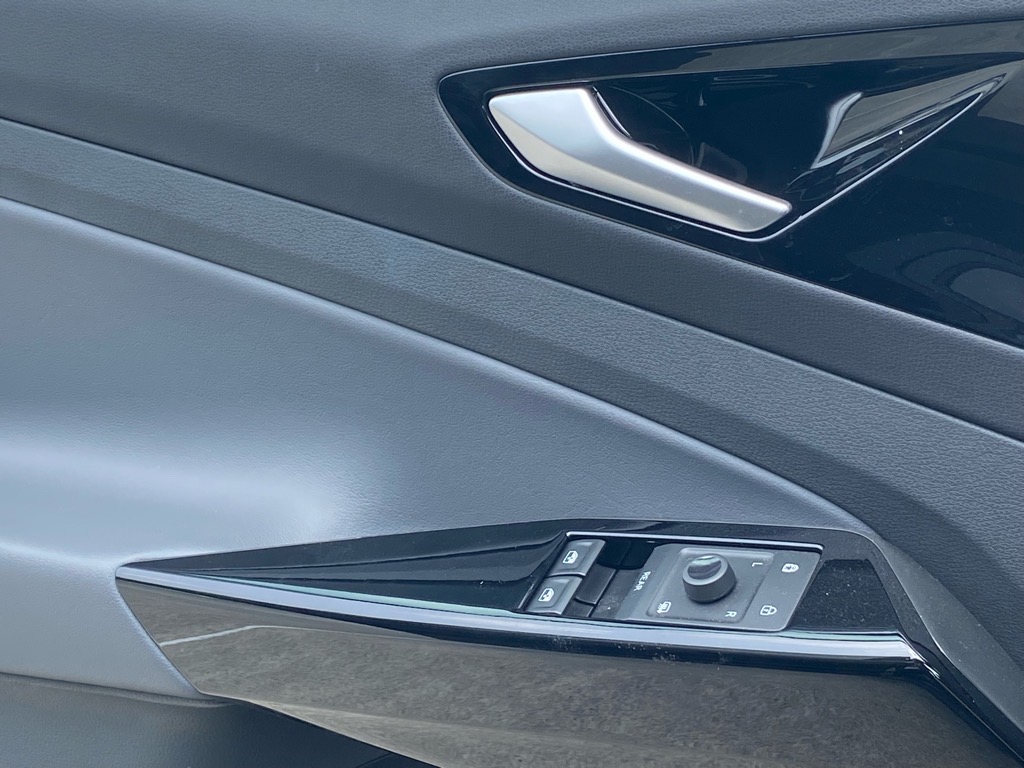 Vehicle image 15 of 18