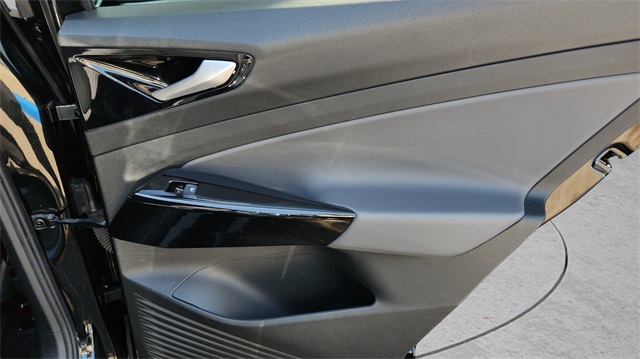 Vehicle image 24 of 32
