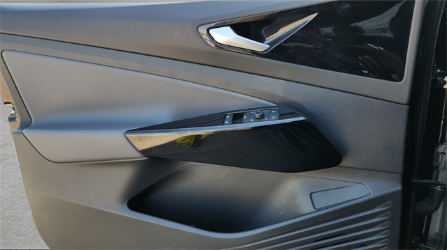 Vehicle image 22 of 32