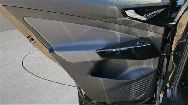 Vehicle image 23 of 32