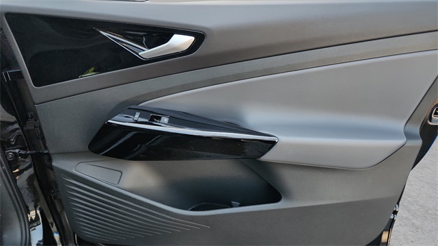 Vehicle image 21 of 32