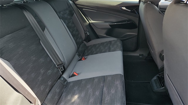 Vehicle image 10 of 32