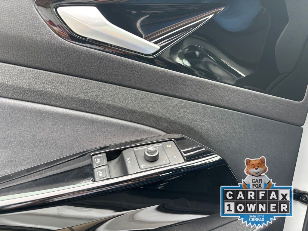 Vehicle image 26 of 28