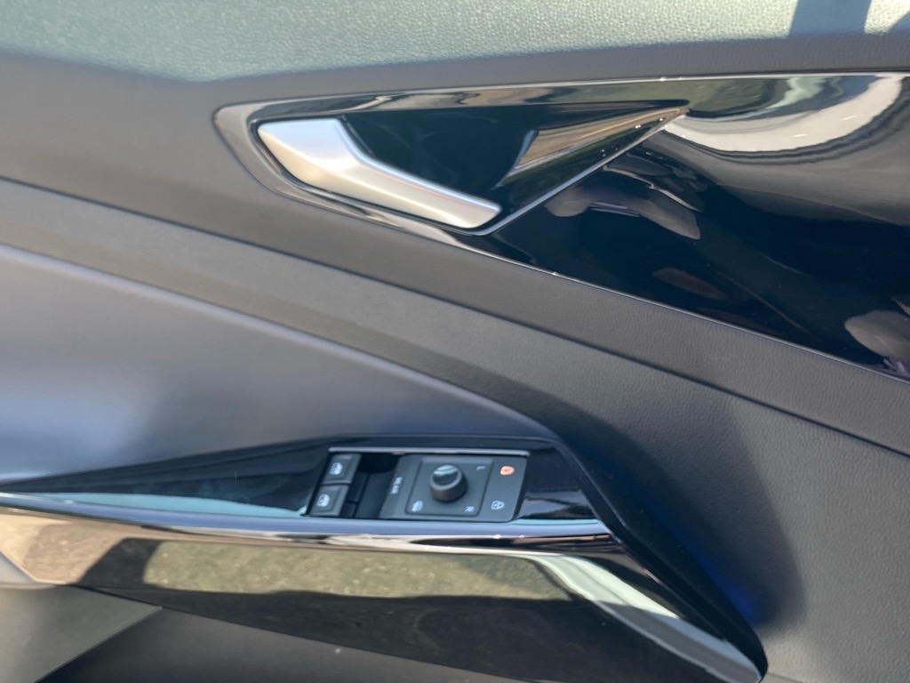 Vehicle image 16 of 18
