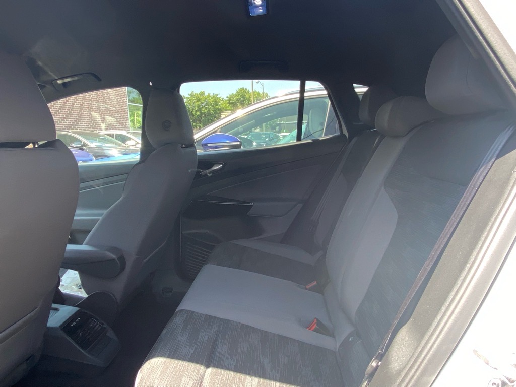 Vehicle image 17 of 18