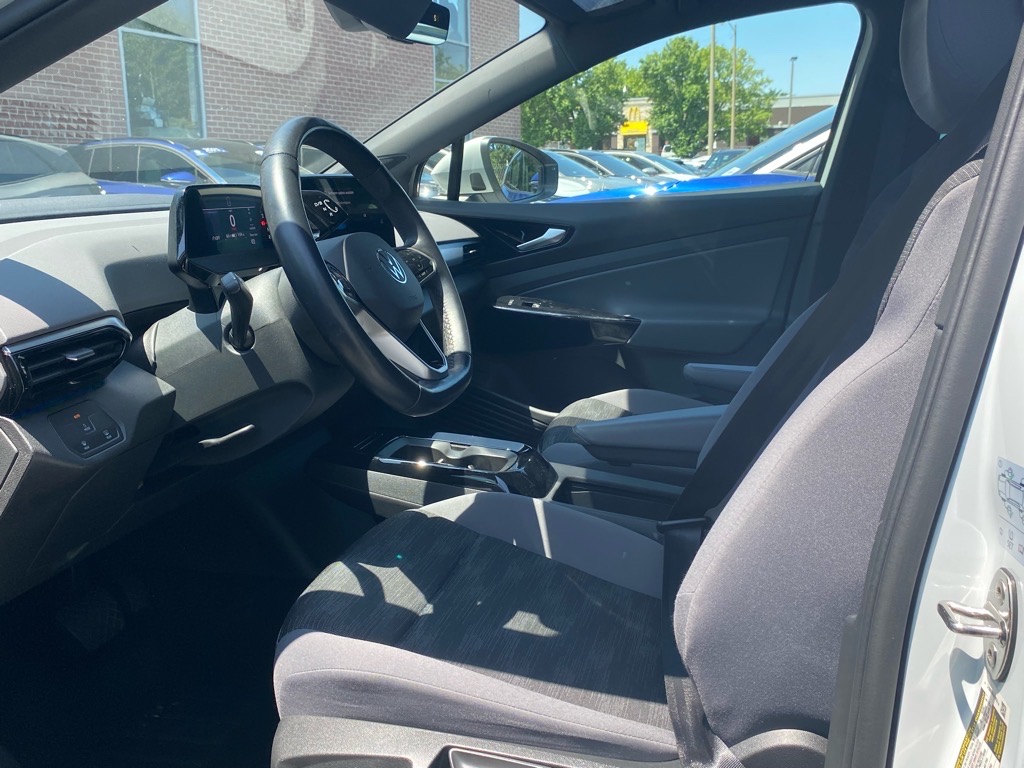 Vehicle image 9 of 18