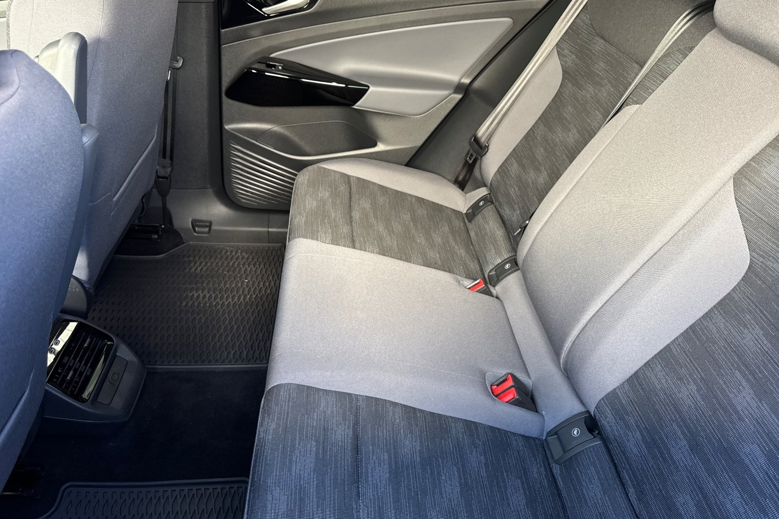 2021 Volkswagen ID.4 Pro Image 13 of 31