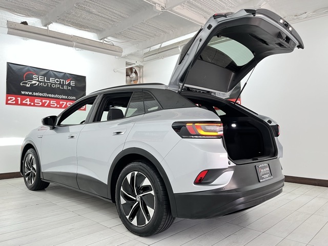 Vehicle image 10 of 95