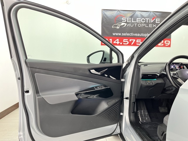 Vehicle image 34 of 95