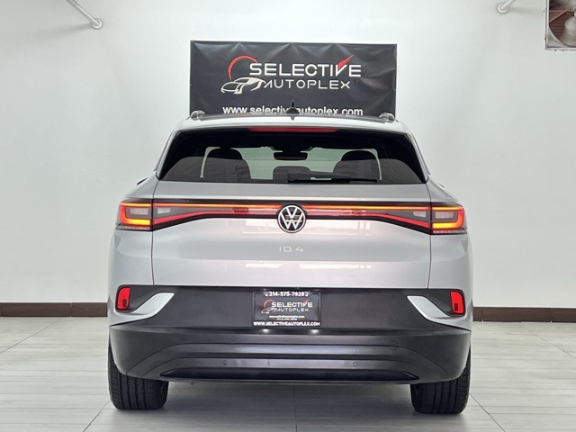 Vehicle image 9 of 95
