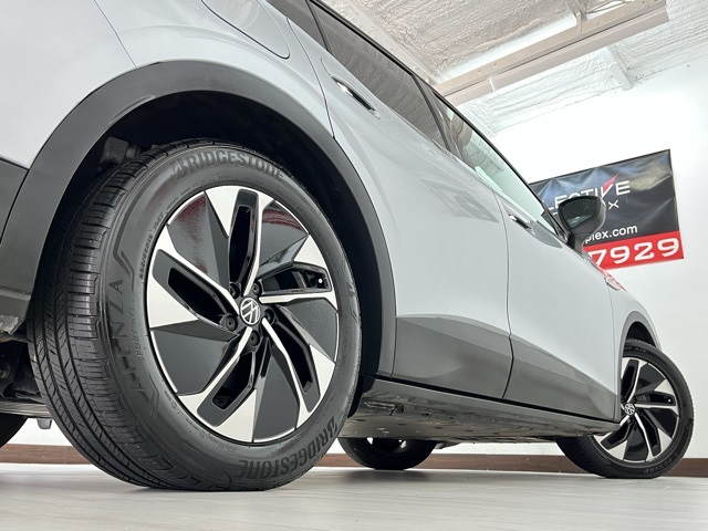 Vehicle image 18 of 95