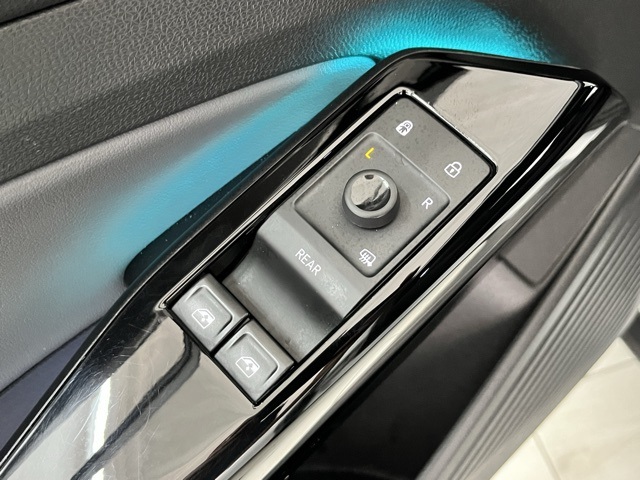Vehicle image 77 of 95