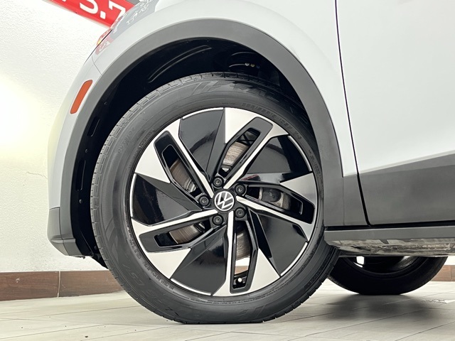 Vehicle image 15 of 95