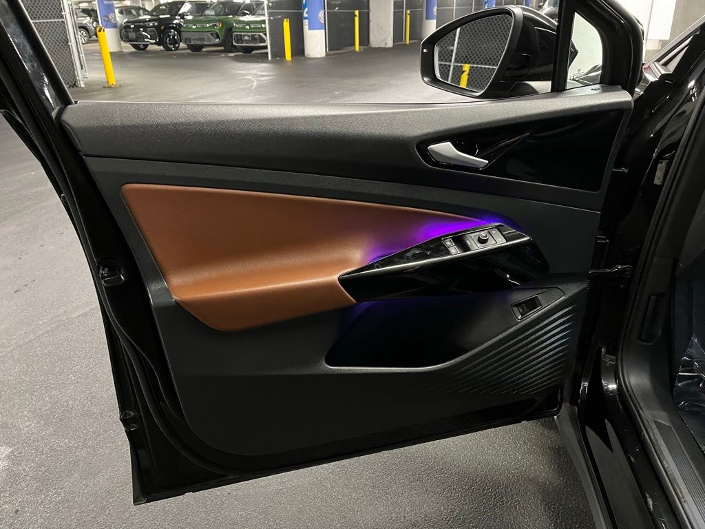 Vehicle image 29 of 41