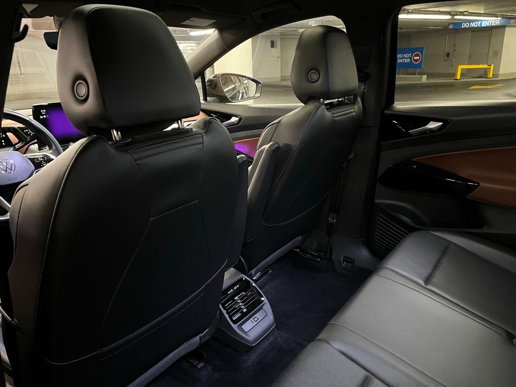 Vehicle image 16 of 41