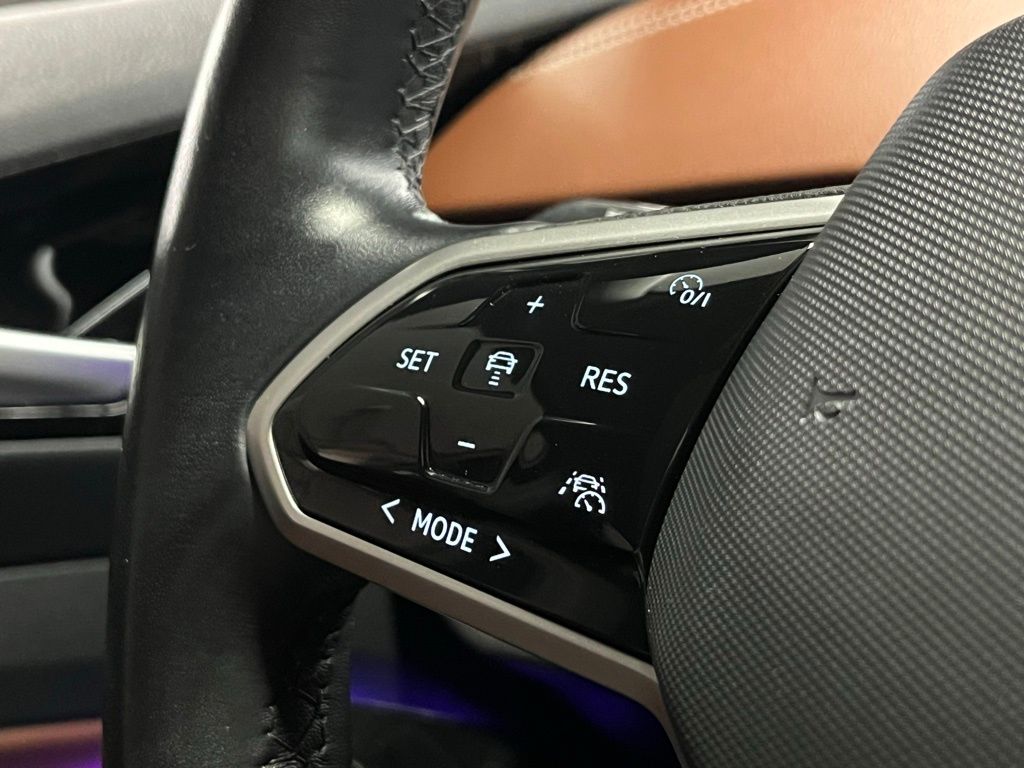 Vehicle image 33 of 41