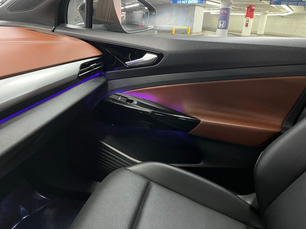Vehicle image 18 of 41