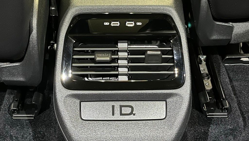 Vehicle image 32 of 41