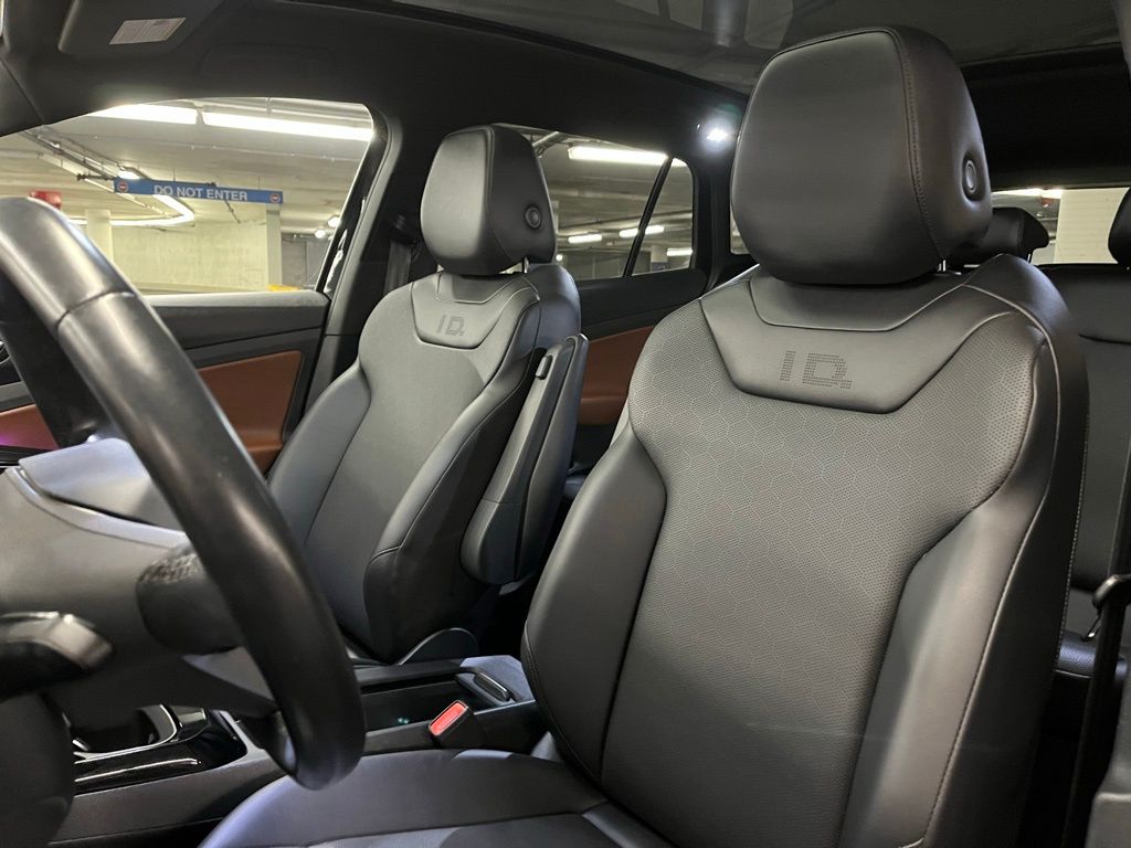 Vehicle image 14 of 41