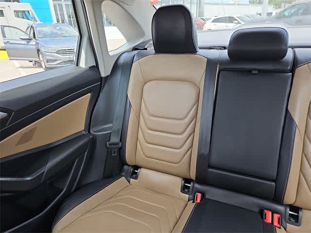 Vehicle image 10 of 32