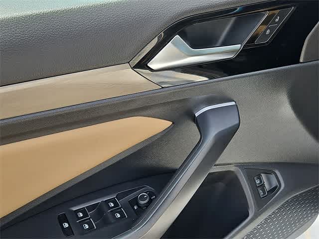 Vehicle image 24 of 32