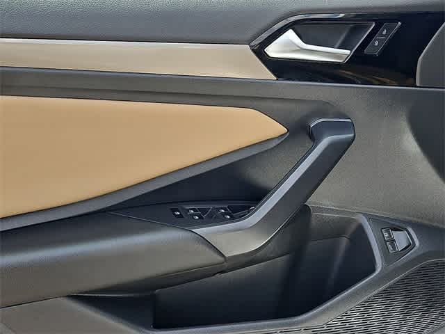 Vehicle image 23 of 32