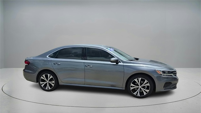 2021 Volkswagen Passat 2.0T SE Image 2 of 31