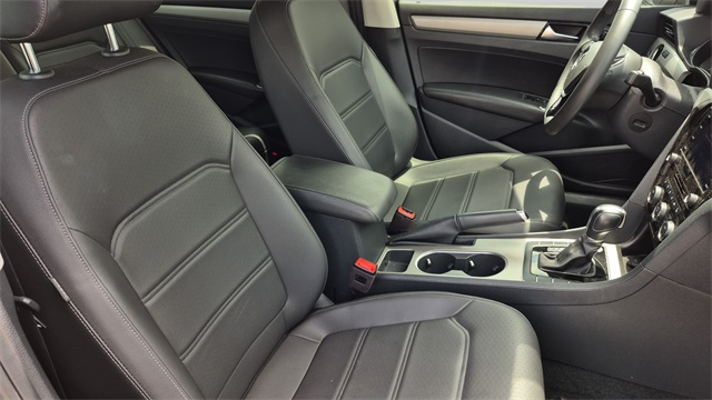 2021 Volkswagen Passat 2.0T SE Image 13 of 31