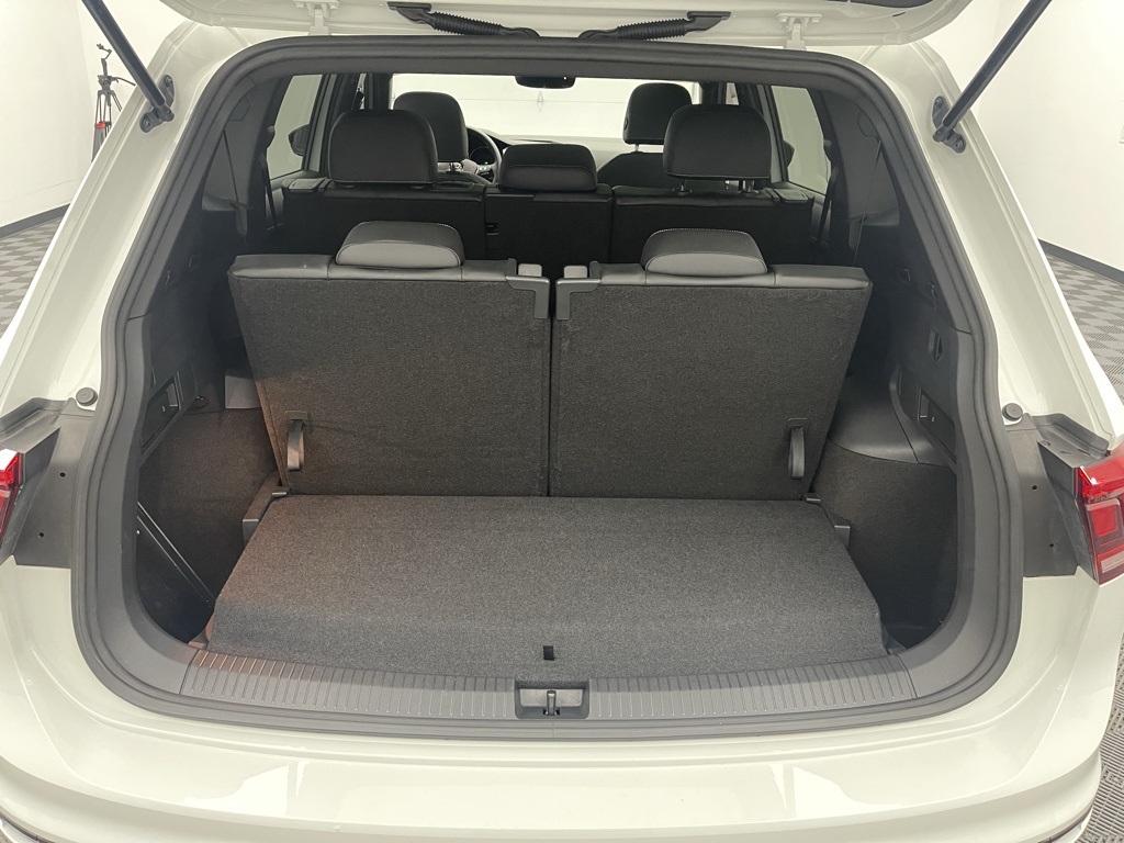 Vehicle image 33 of 35