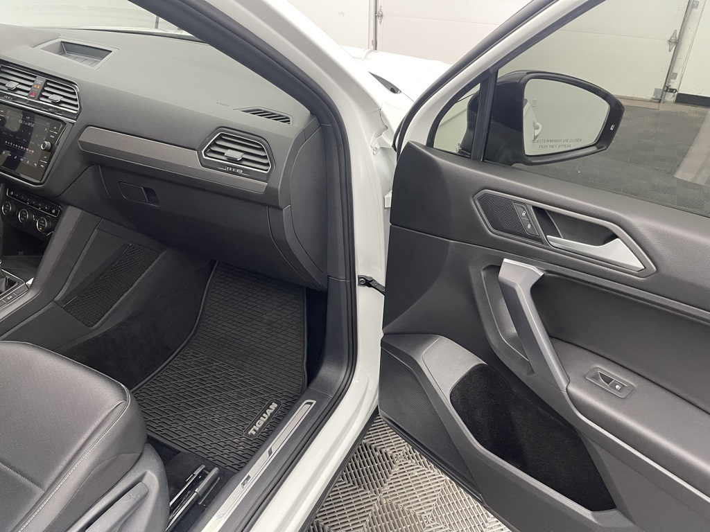 Vehicle image 27 of 35