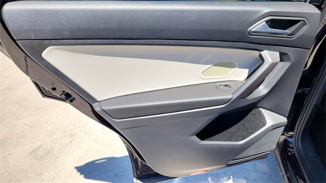 Vehicle image 21 of 31