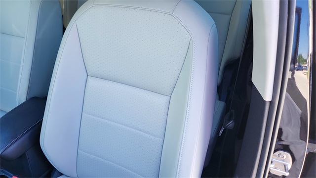 Vehicle image 10 of 31