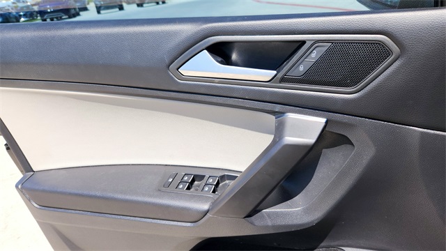 Vehicle image 17 of 31
