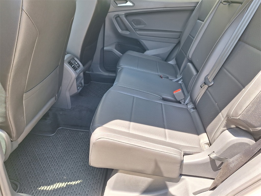 Vehicle image 21 of 31