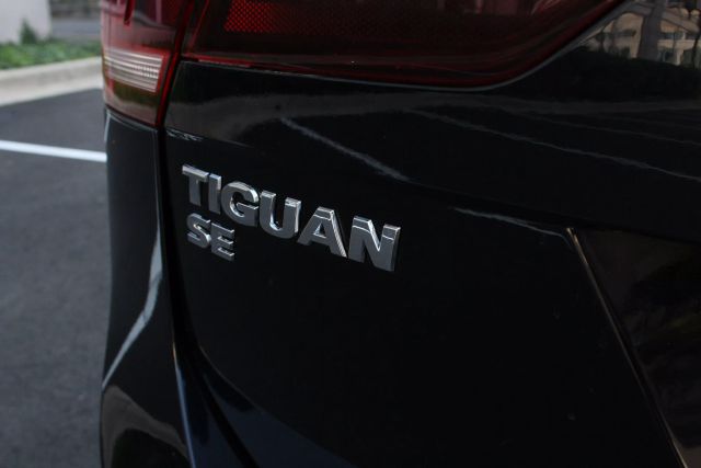 2021 Volkswagen Tiguan SE Image 10 of 48