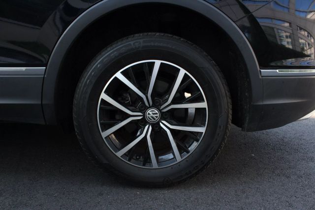 2021 Volkswagen Tiguan SE Image 12 of 48