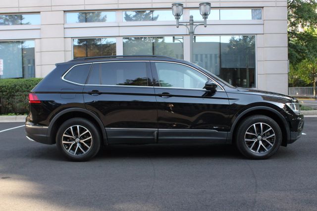2021 Volkswagen Tiguan SE Image 4 of 48