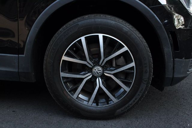 2021 Volkswagen Tiguan SE Image 6 of 48